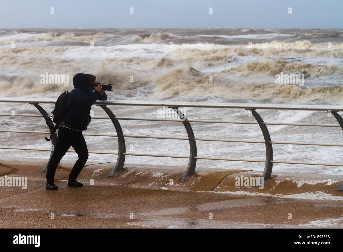 Blackpool, Lancashire, UK   21st October, 2014.  Extreme UK Weather on Tower Esplanade. High Tides threaten closure of Blackpool promenade to vehicles and pedestrians as the remains of Hurricane Gonzalo, track a path across the country. Heavy rain and gale force winds of up to 70mph were forecast across the region. Credit:  Cernan Elias/Alamy Live News Stock Photo