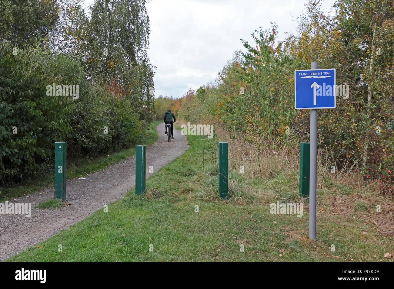 Sign and cyclist on Trans Pennine Trail, Poolsbrook Country Park Stock Photo