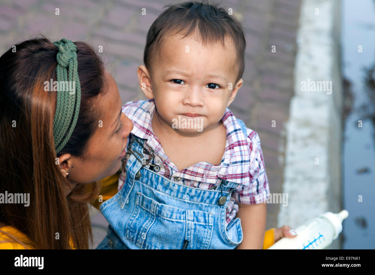 Cambodian mother and child, central Phnom Penh, Cambodia Stock Photo