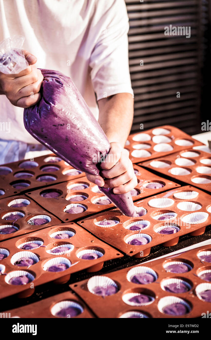 Confectioner working with icing bag in bakery Stock Photo Alamy