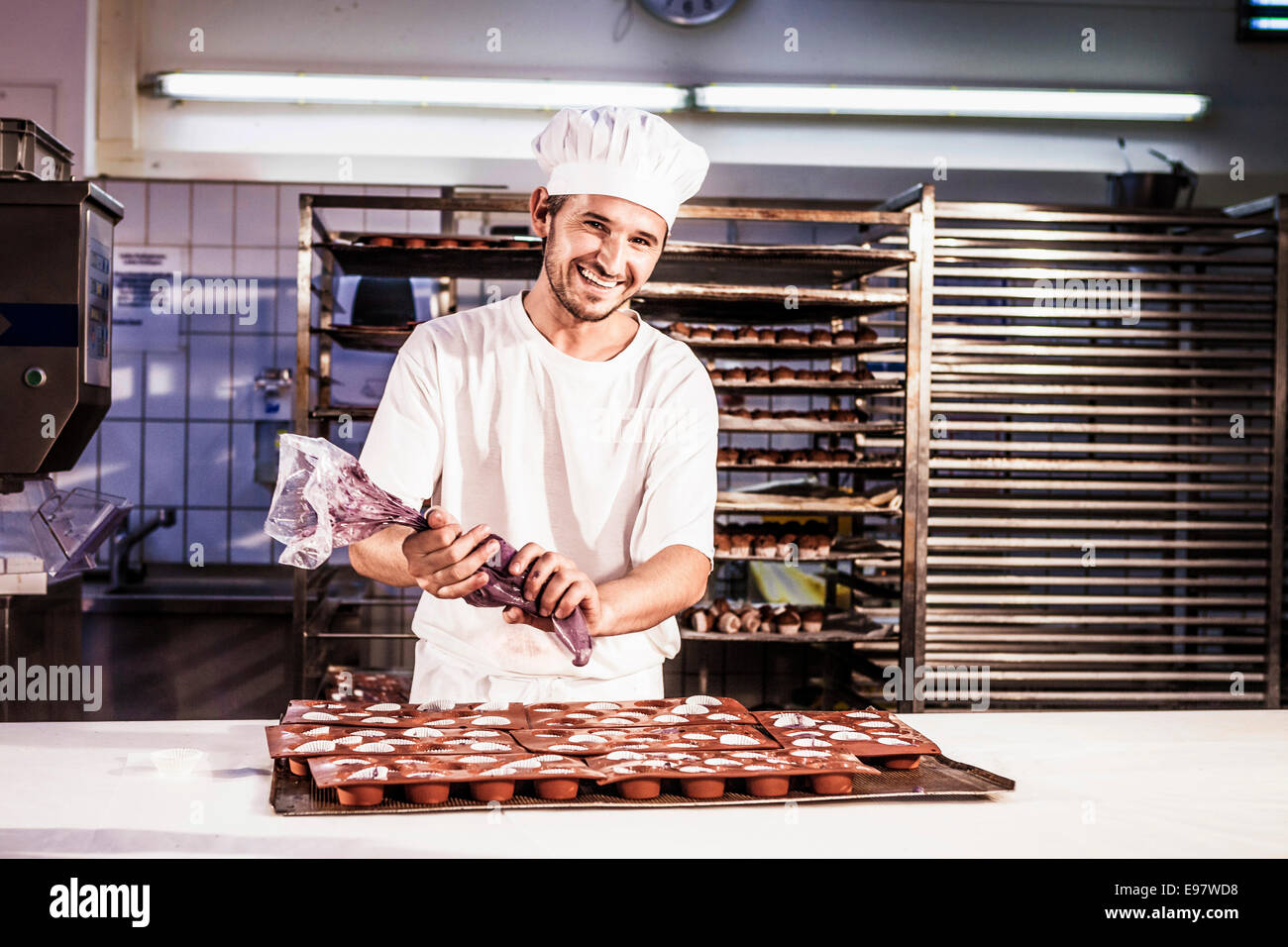 Confectioner working with icing bag in bakery Stock Photo Alamy