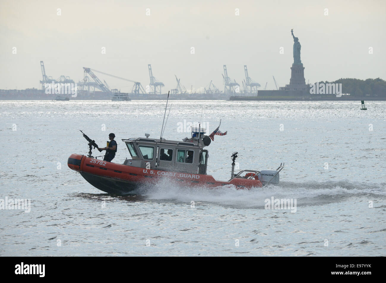 U.S. Coast Guardsmen assigned to Maritime Safety and Security Team (MSST) Boston conduct security sweeps of New York Harbor Stock Photo