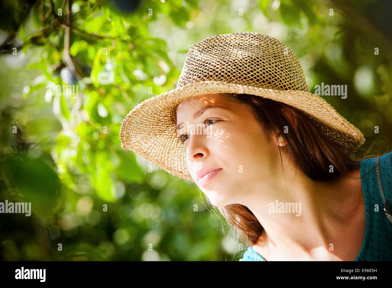 Young woman straw hat hi-res stock photography and images - Alamy