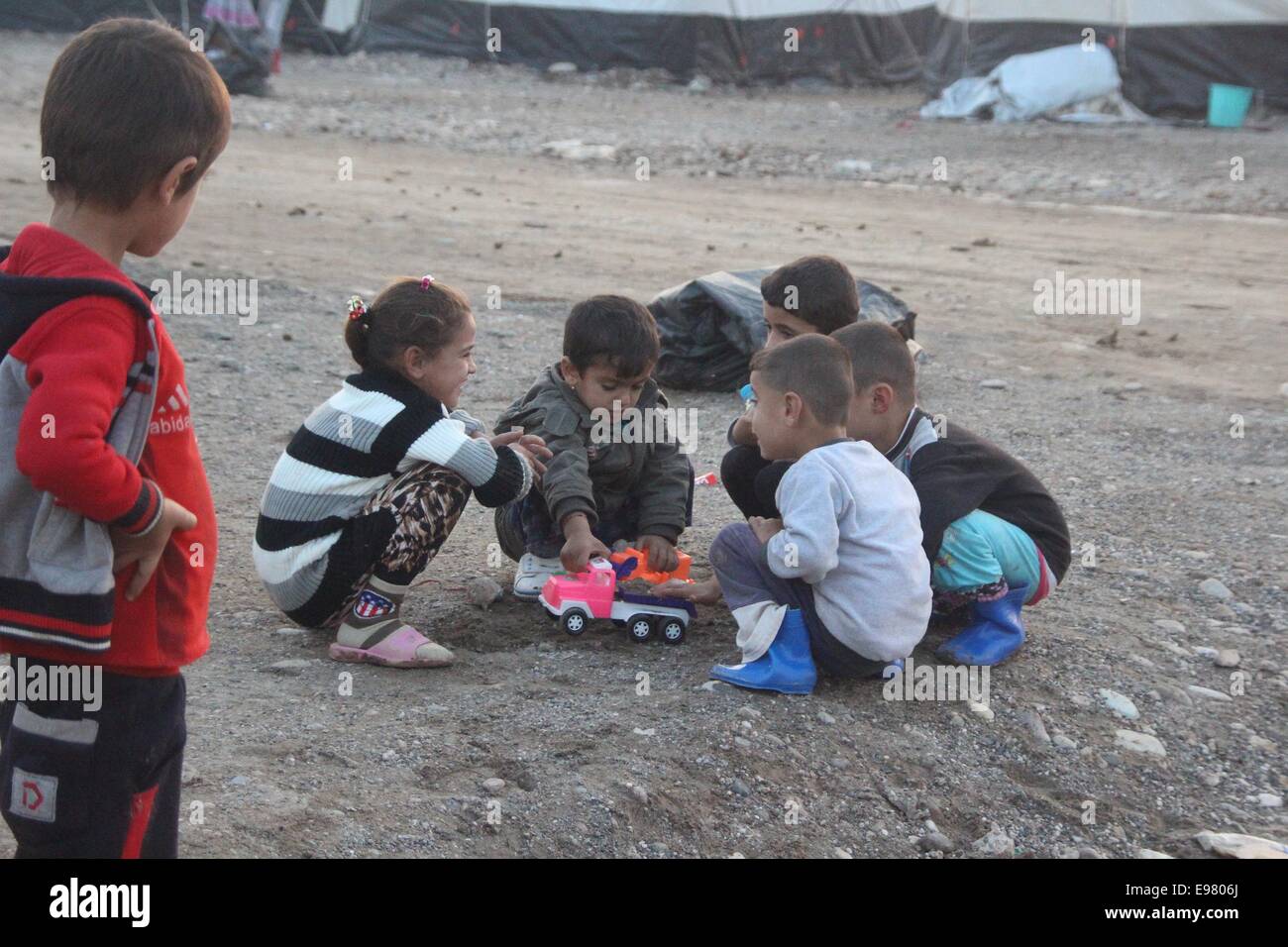 Dohuk, Iraq. 21st Oct, 2014. Yazidi children play with toys in the Khanki camp, about 20 km northwest of the province of Dohuk, northern Iraq, Oct. 21, 2014. © Yaser Jawad/Xinhua/Alamy Live News Stock Photo