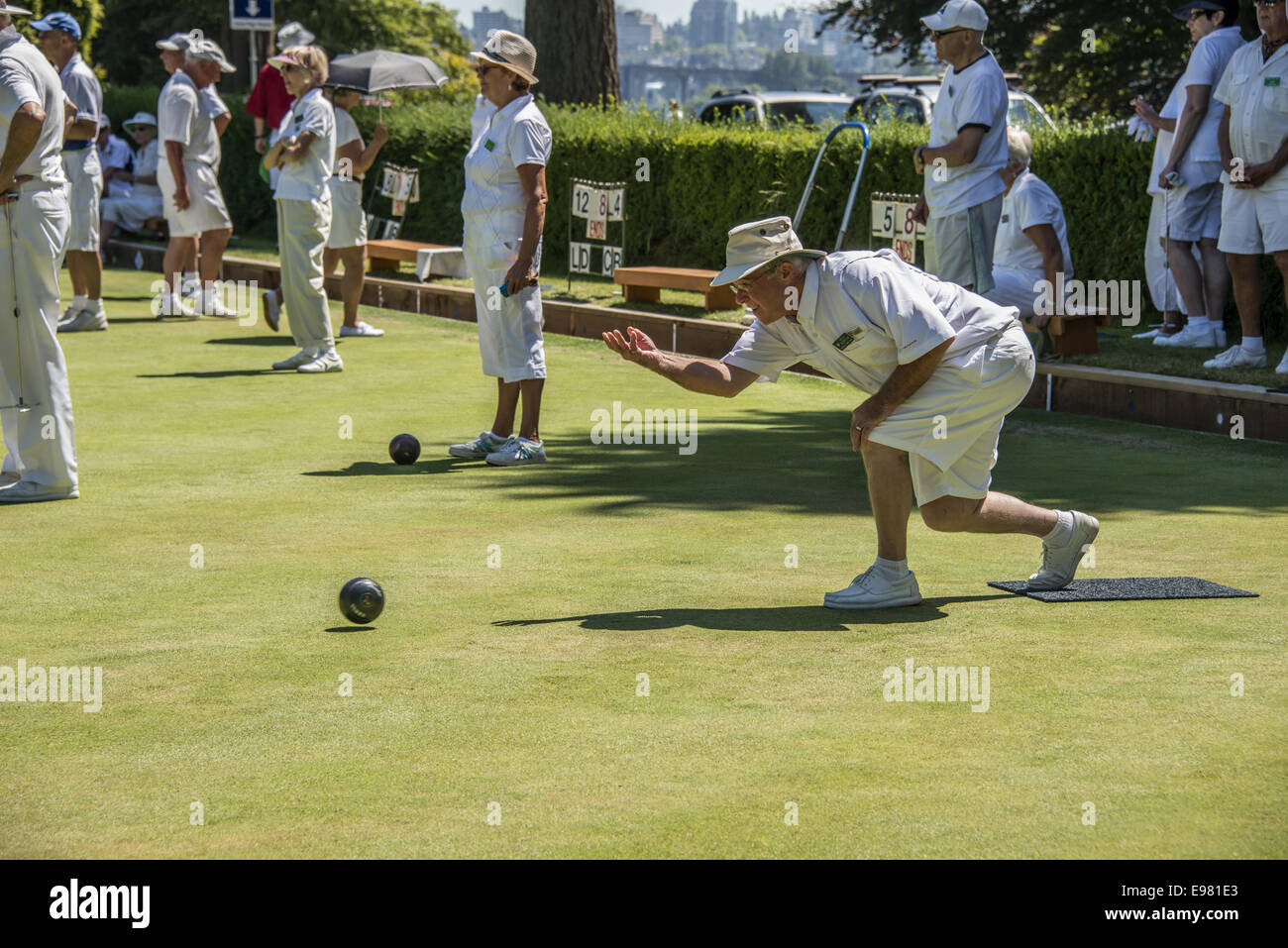 Senior citizen lawn bowling hi-res stock photography and images - Alamy