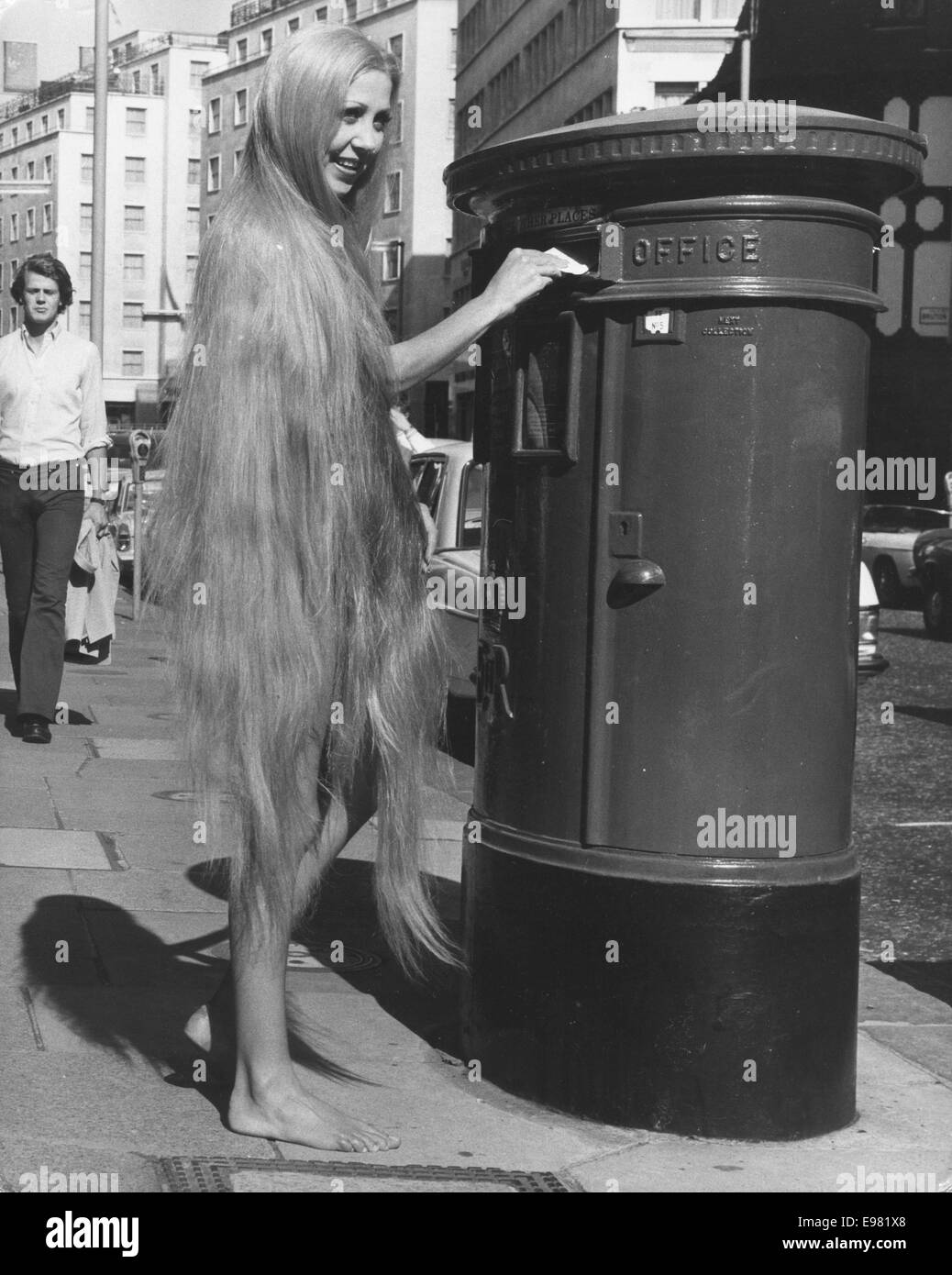 London, UK, UK. 3rd Sep, 1969. The longest wig in the world, the 'Godiva' wig, is modeled by 19-year-old Holly O'Neill as she posts a letter outside a new hair salon opening at 31 Bruton Street. © KEYSTONE Pictures/ZUMA Wire/ZUMAPRESS.com/Alamy Live News Stock Photo