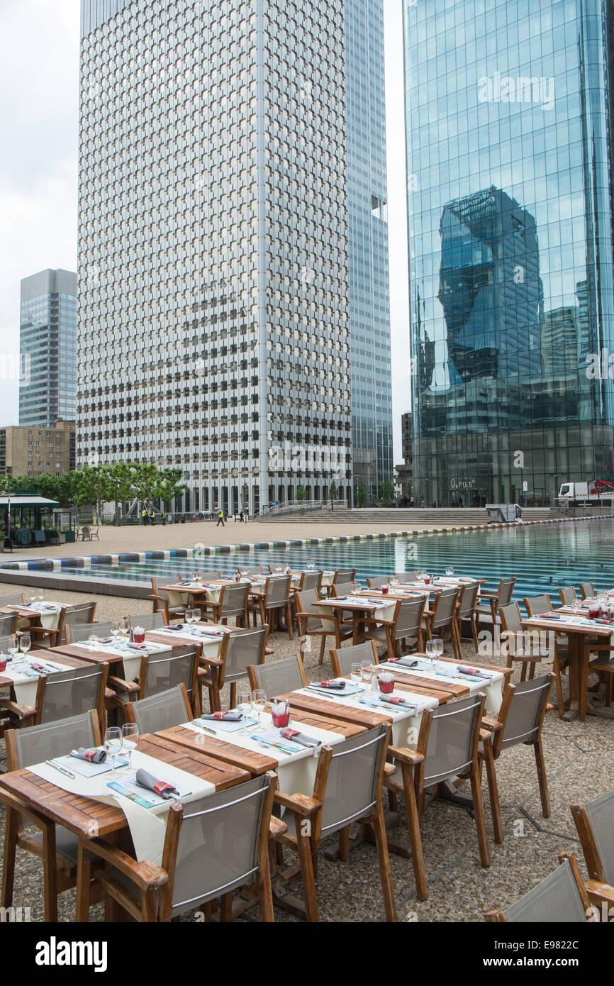 Globetrotter Cafe,restaurant at La Defense,Paris,France Stock Photo - Alamy