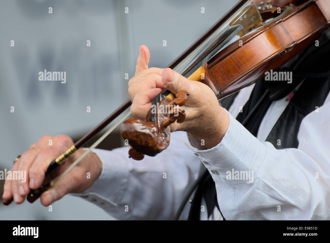 Fiddle bow country hi-res stock photography and images - Alamy