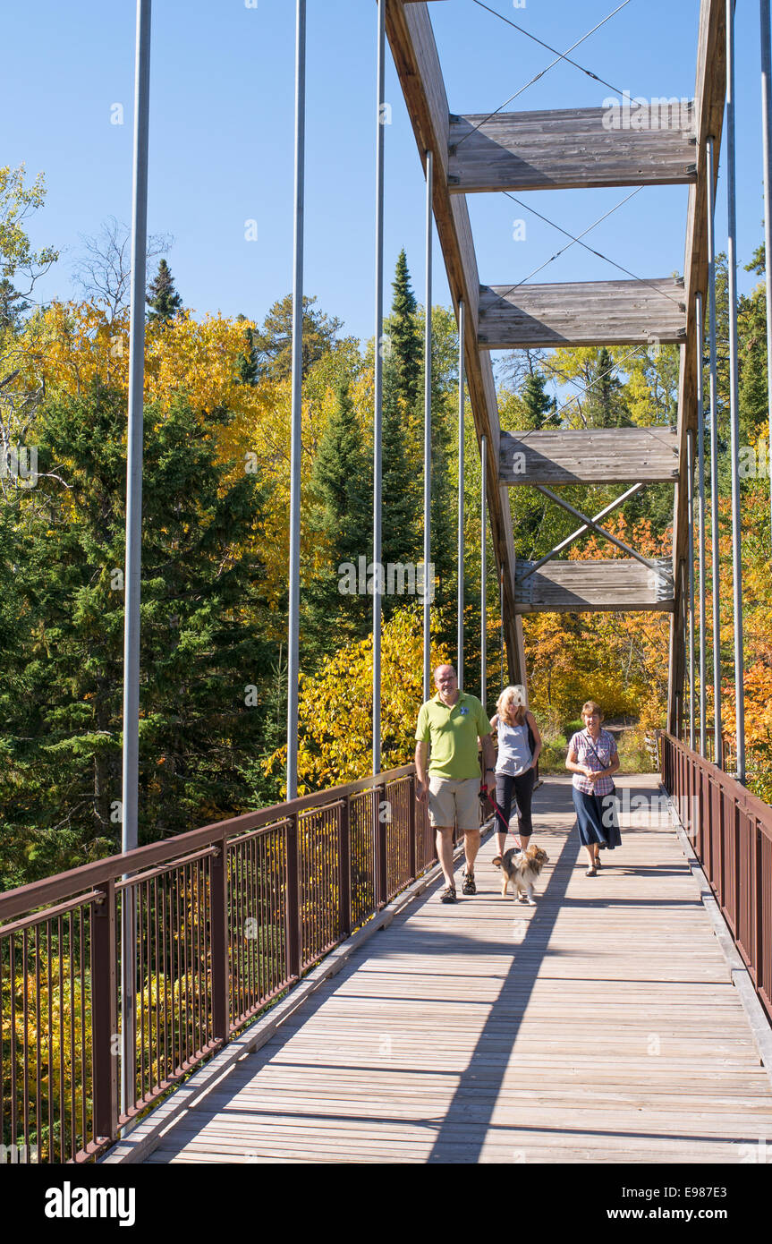 Visitors crossing the trail bridge over Ouimet Canyon Provincial Park, Dorion, Ontario, Canada Stock Photo