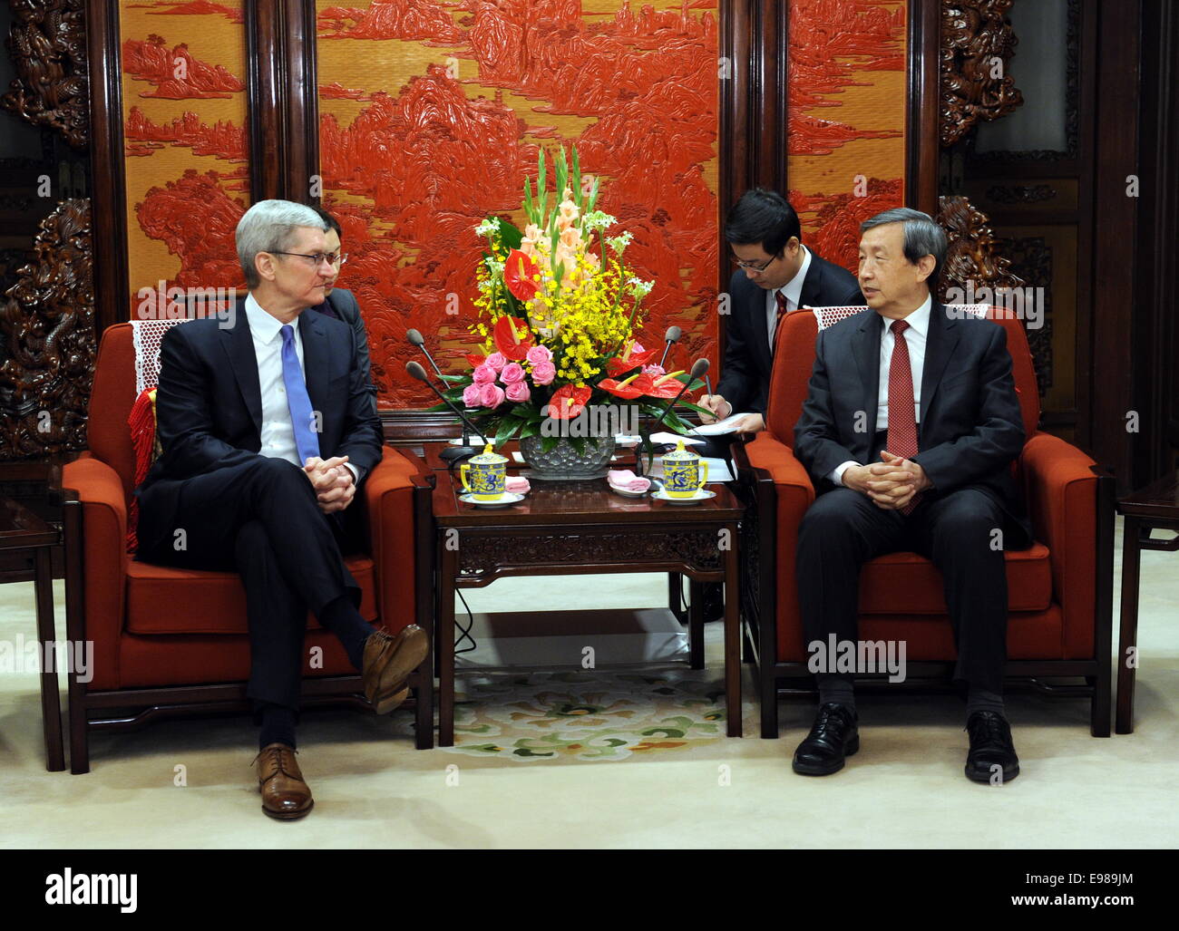 Beijing, China. 22nd Oct, 2014. Chinese Vice Premier Ma Kai (R, front) meets with Apple Inc. CEO Tim Cook (L, front) in Beijing, capital of China, Oct. 22, 2014. © Rao Aimin/Xinhua/Alamy Live News Stock Photo