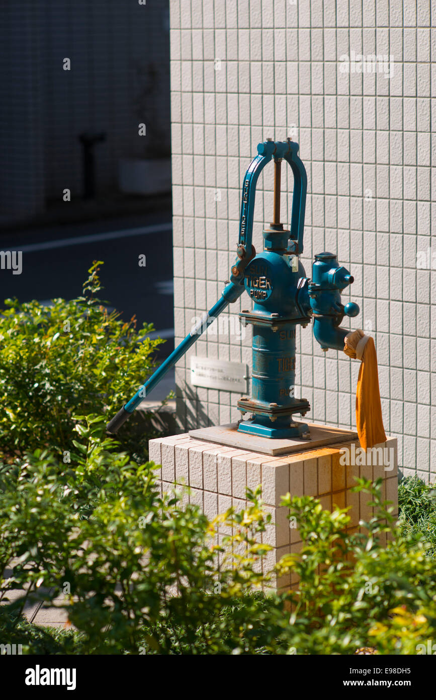 Manual water pump hires stock photography and images Alamy