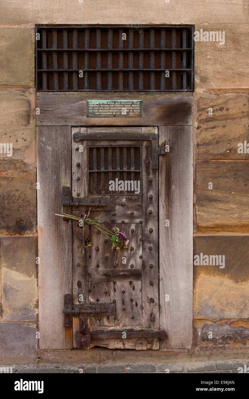UK, England, Warwickshire, Warwick, Barrack Street, original 1695 cell door on Law Court wall Stock Photo