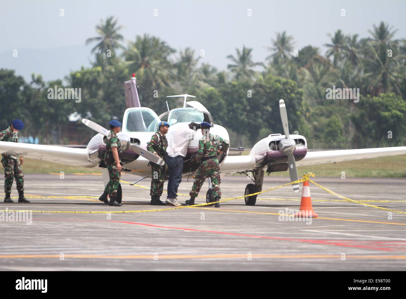 Manado, Indonesia. 22nd Oct, 2014. Indonesia air force check Beech Craft plane from Australia with captain's name was Graeme Paul Jackline, the co pilot was Richard Wayne Maclean after being forced down by Indonesia Sukhoi fighter jets at Sam Ratulangi airport on October 22, 2014 in Manado, North Sulawesi, Indonesia. A spokesman for the Indonesian air force, First Air Marshal Hadi Tjahjanto, said the civilian plane was detected this morning by radar off southern Maluku in eastern Indonesia. Credit:  ZUMA Press, Inc./Alamy Live News Stock Photo