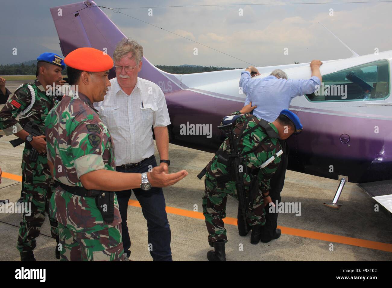 Manado, Indonesia. 22nd Oct, 2014. Indonesia air force check Beech Craft plane from Australia with captain's name was Graeme Paul Jackline, the co pilot was Richard Wayne Maclean after being forced down by Indonesia Sukhoi fighter jets at Sam Ratulangi airport on October 22, 2014 in Manado, North Sulawesi, Indonesia. A spokesman for the Indonesian air force, First Air Marshal Hadi Tjahjanto, said the civilian plane was detected this morning by radar off southern Maluku in eastern Indonesia. Credit:  ZUMA Press, Inc./Alamy Live News Stock Photo