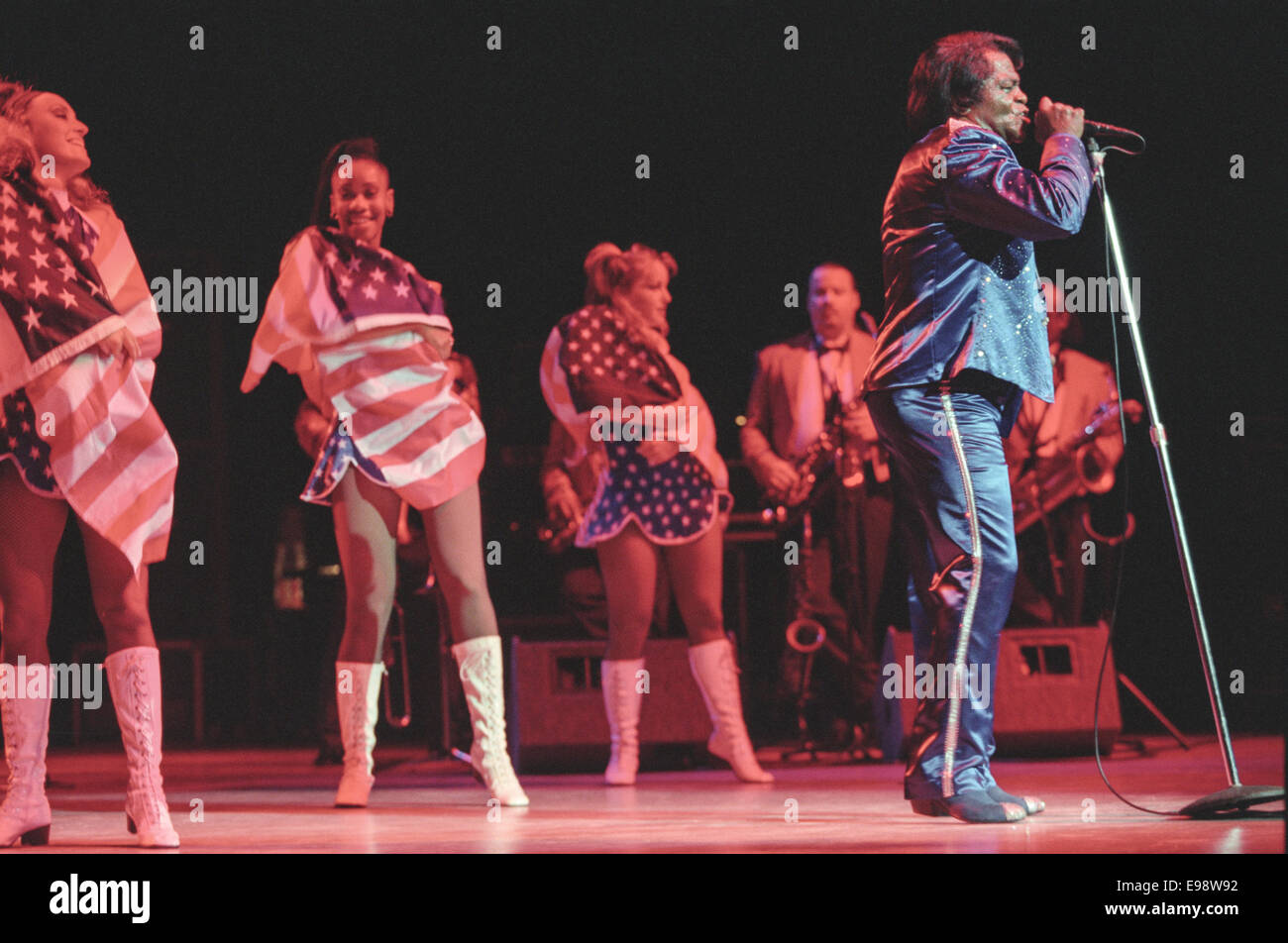James Brown's Iconic Mic Toss Performance, image size:1300x952