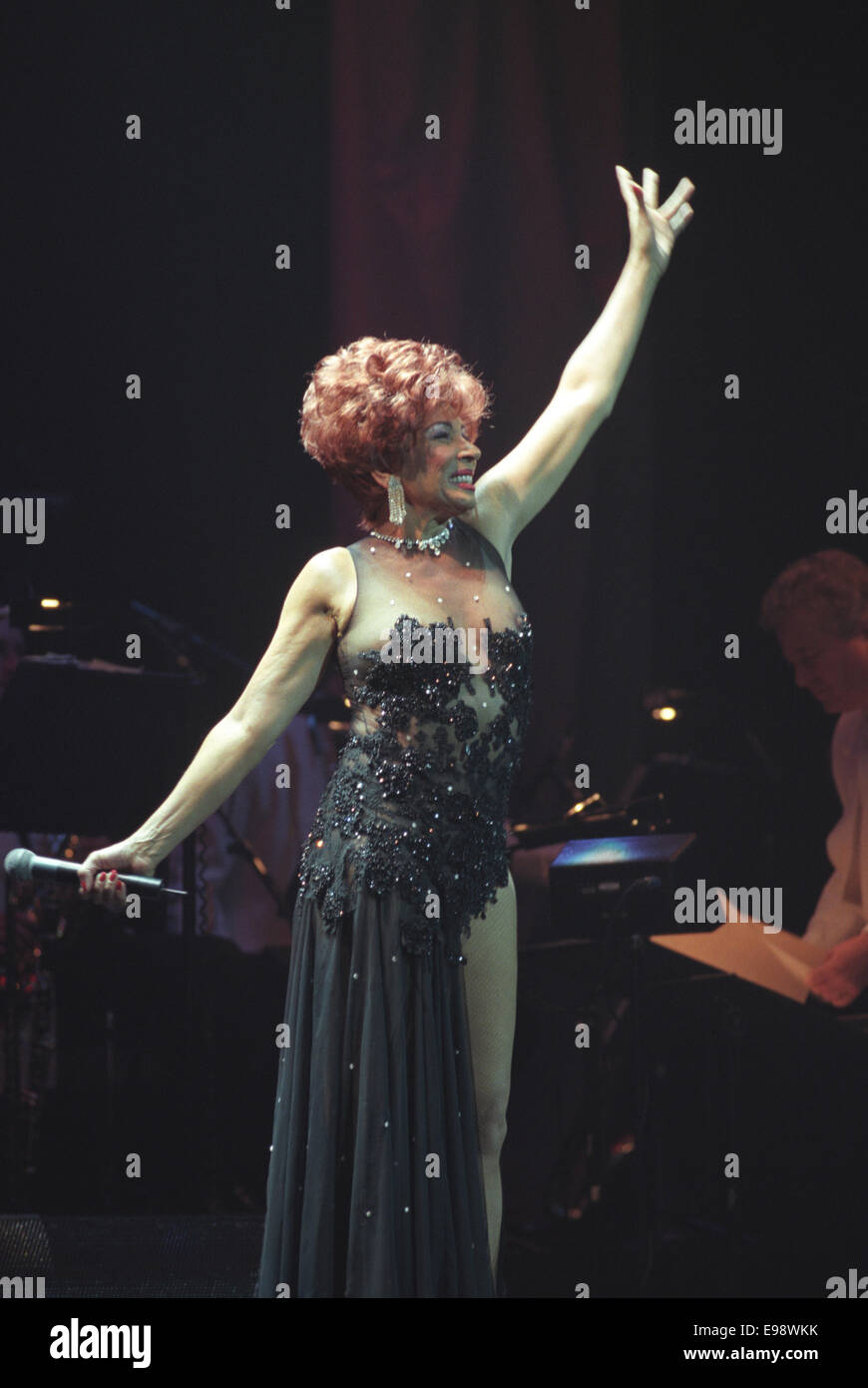 Dame Shirley Bassey in concert, in Glasgow, Scotland, on 27th May 1998. Stock Photo