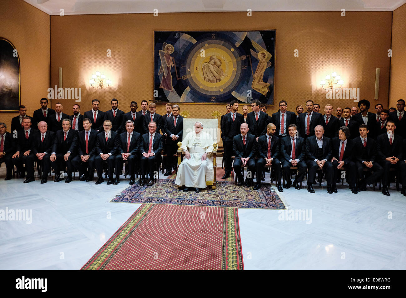 Pope Francis holds a General Audience in Vatican City. 22nd Oct, 2014 -Team football FC Bayern München Stock Photo