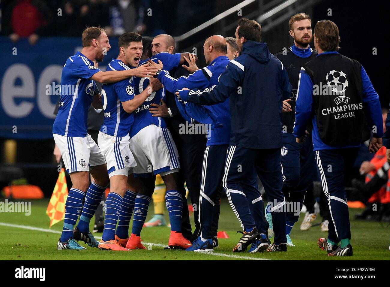 Gelsenkirchen, Germany. 21st Oct, 2014. Schalke's Benedikt Hoewedes (l-r), Klaas-Jan Huntelaar, Chinedu Obasi and coach Roberto di Matteo cheer after the 1-1 equalizer during the Champions League Group G match between FC Schalke 04 and Sporting Lissabon in Gelsenkirchen, Germany, 21 October 2014. Credit:  dpa picture alliance/Alamy Live News Stock Photo