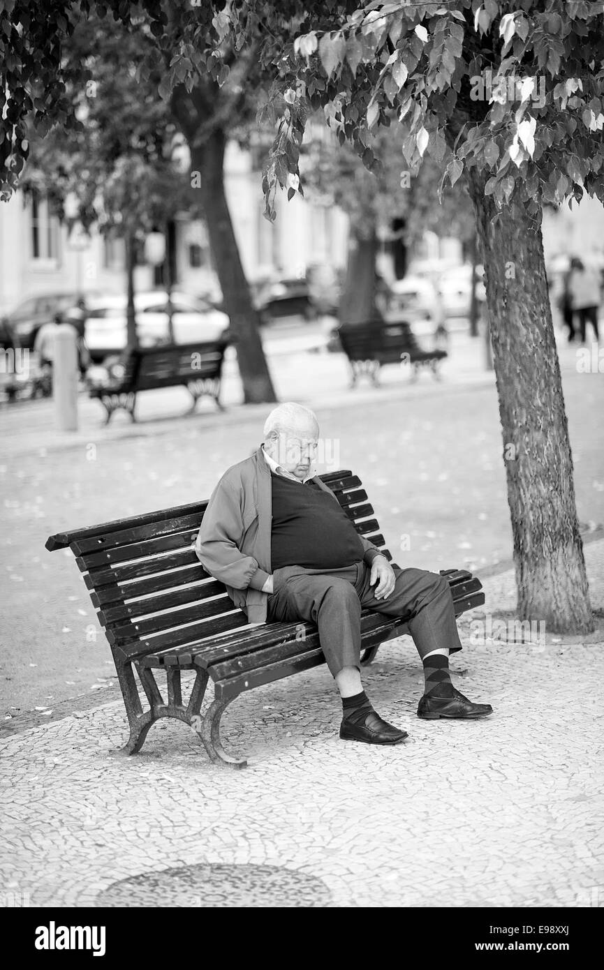 Old man sleeping on bench Black and White Stock Photos & Images - Alamy