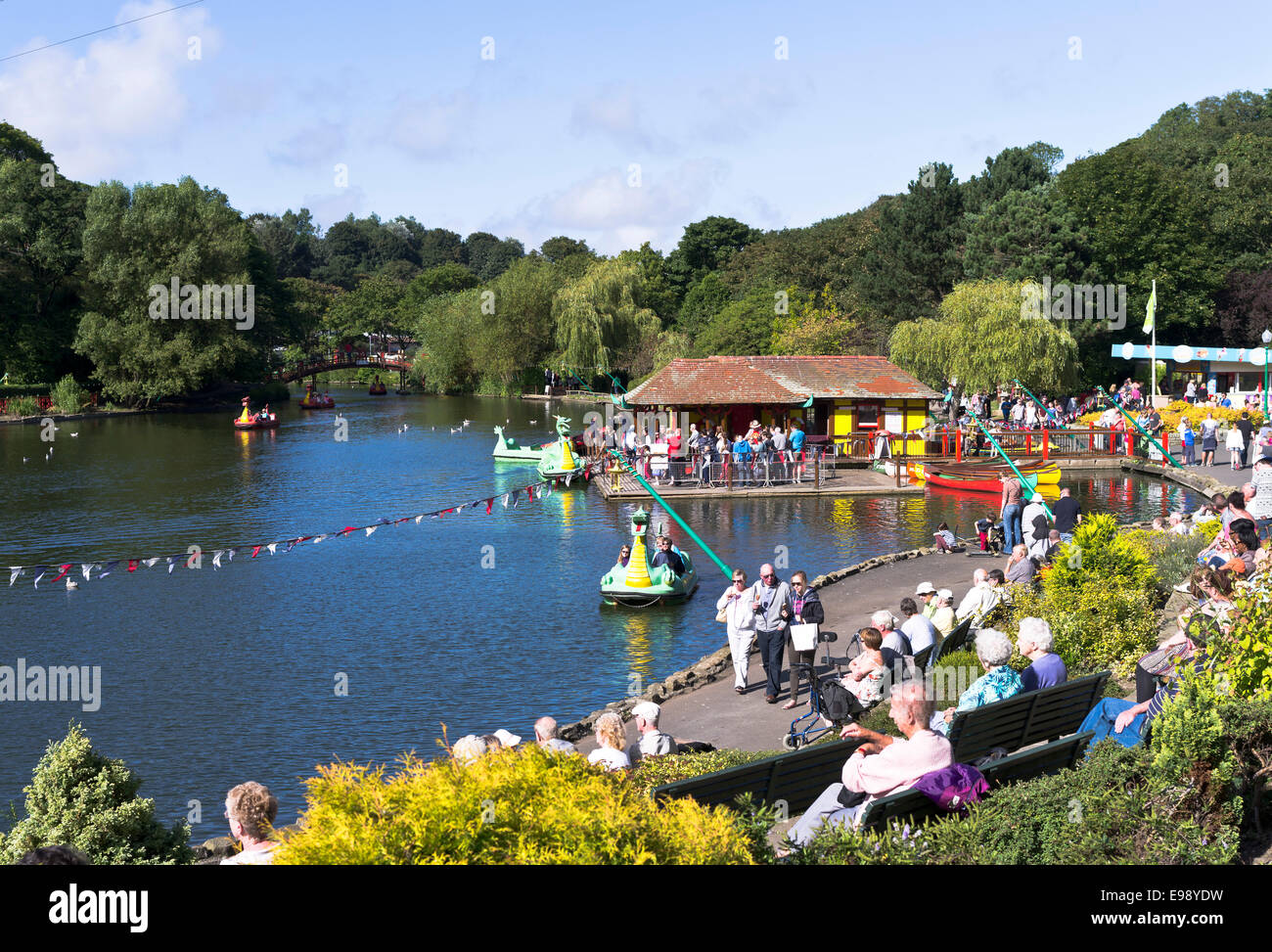 dh Peasholm Park SCARBOROUGH NORTH YORKSHIRE summer holiday resort park relaxing and walking tourists uk british seaside Stock Photo