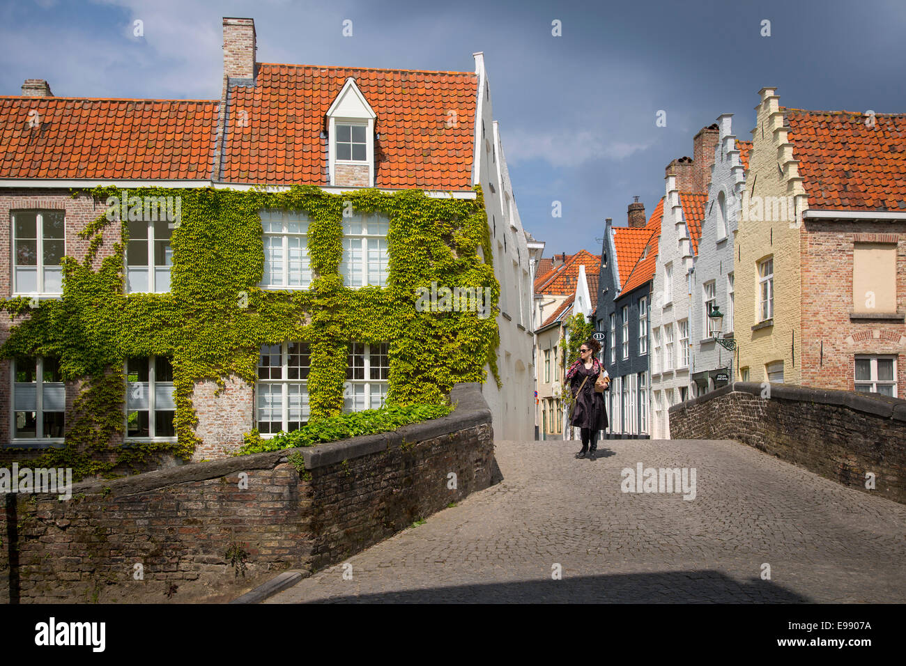 Bridge over Canal Groenerei and the homes of old Bruges, Belgium Stock Photo