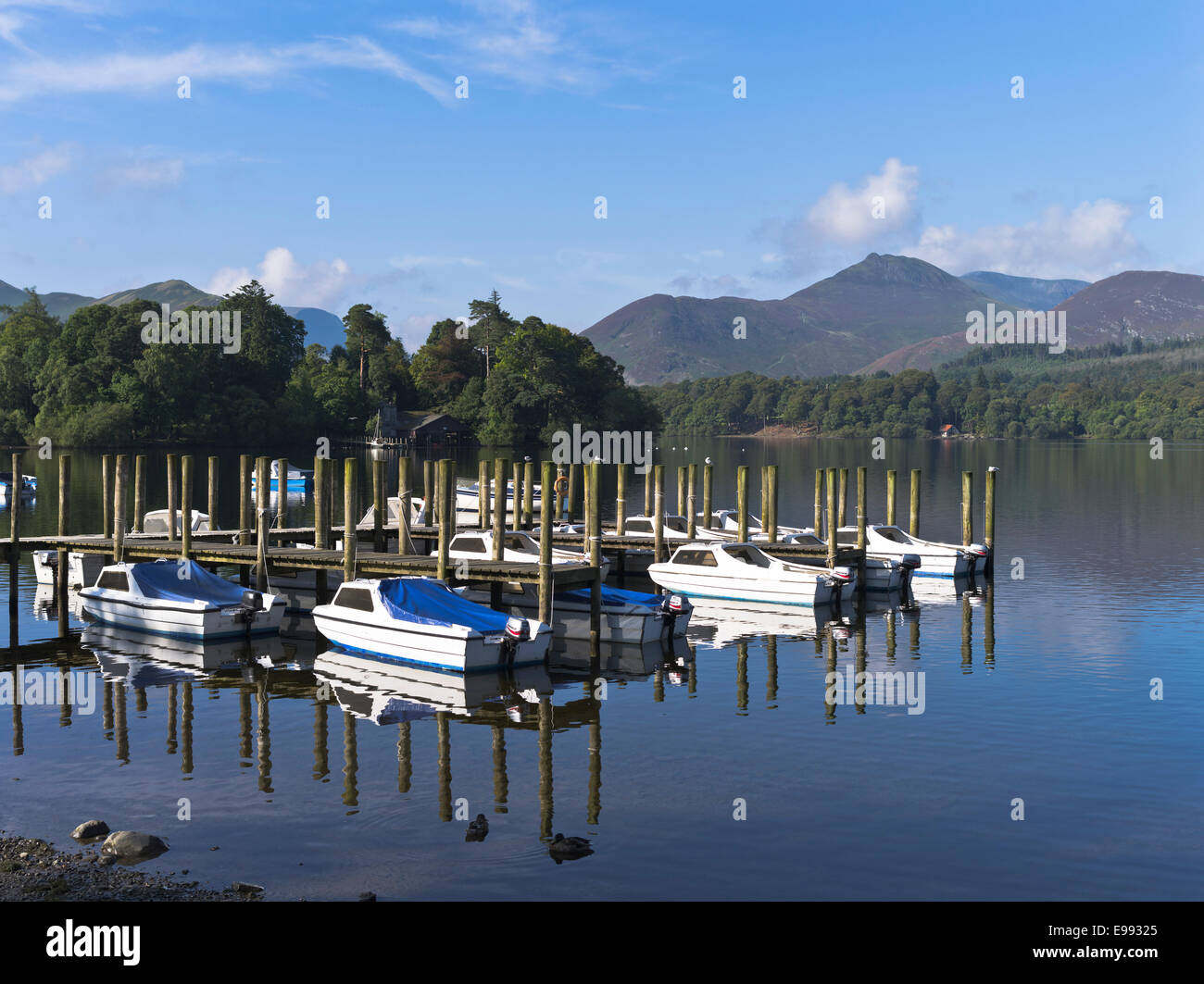 dh Derwent Water KESWICK LAKE DISTRICT Motor boats pier jetty anchorage derwentwater Stock Photo