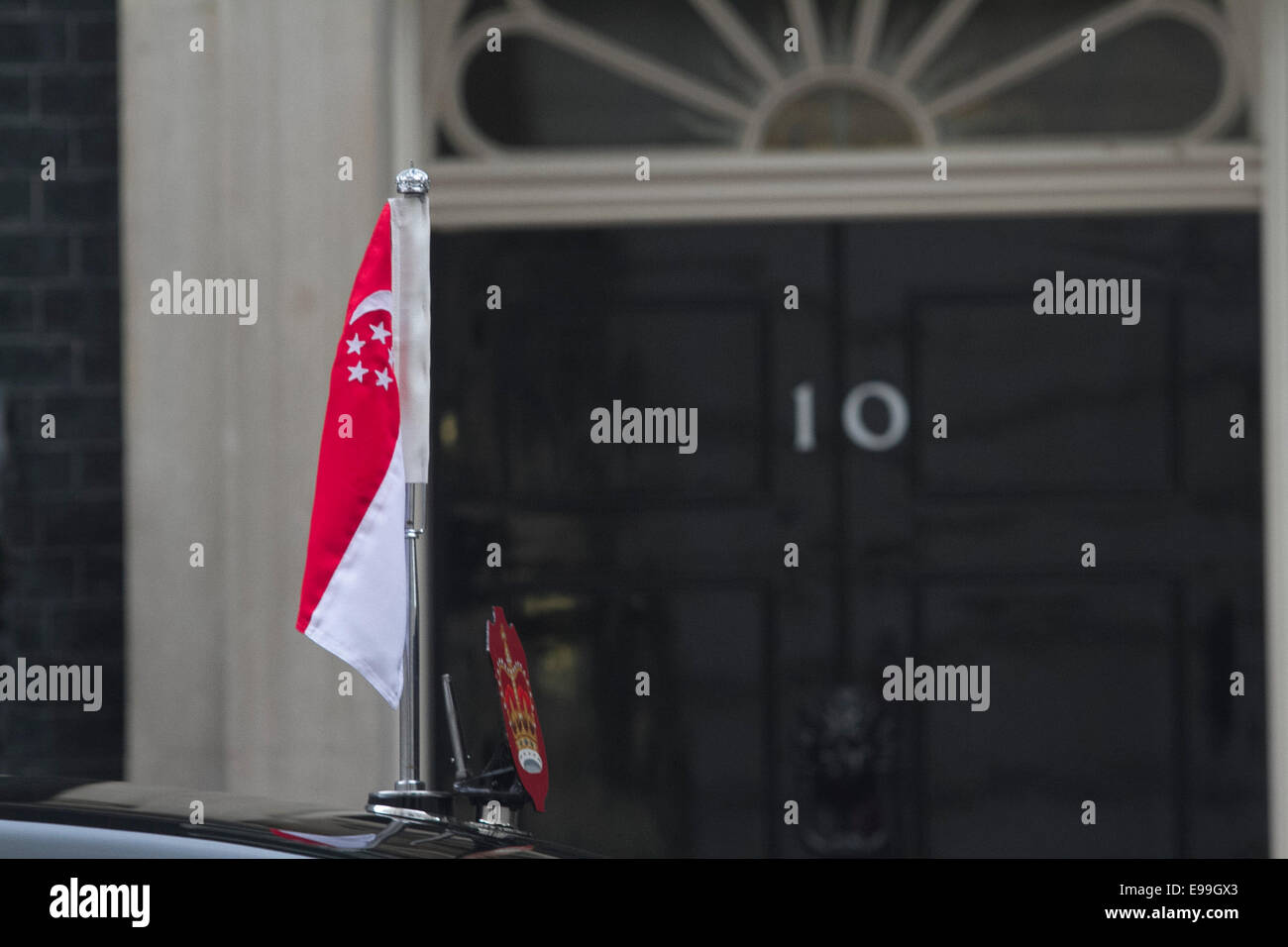London, UK. 22nd Oct, 2014. Westminster 22nd October 2014. The flag of the Republic of Singapore on top of the limousine parked outside 10 Downing street. The president of Singapore Tony Tan is welcomed at Downing street by British Prime Minister David Cameron Credit:  amer ghazzal/Alamy Live News Stock Photo
