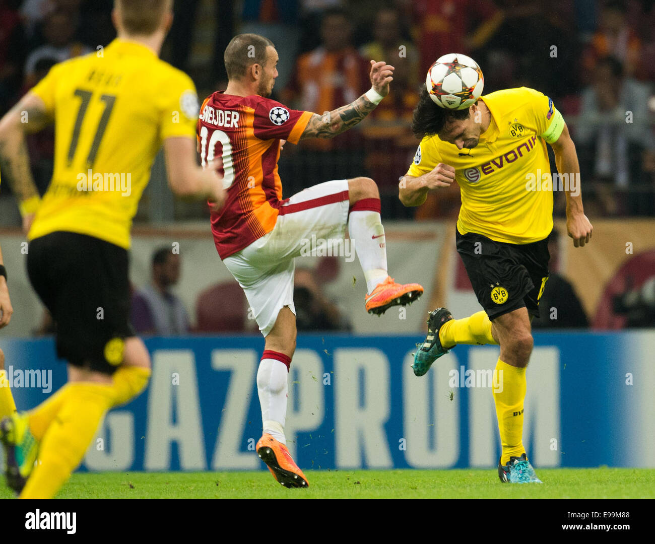 Istanbul, Turkey. 22nd Oct, 2014. Mats Hummels (R-L) of Dortmund vies for the ball with Wesley Sneijder of Istanbul during the UEFA Champion League Group D soccer match between Galatasaray Istanbul and Borussia Dortmund at Arena in Istanbul, Turkey 22 October 2014.  Credit:  dpa picture alliance/Alamy Live News Stock Photo