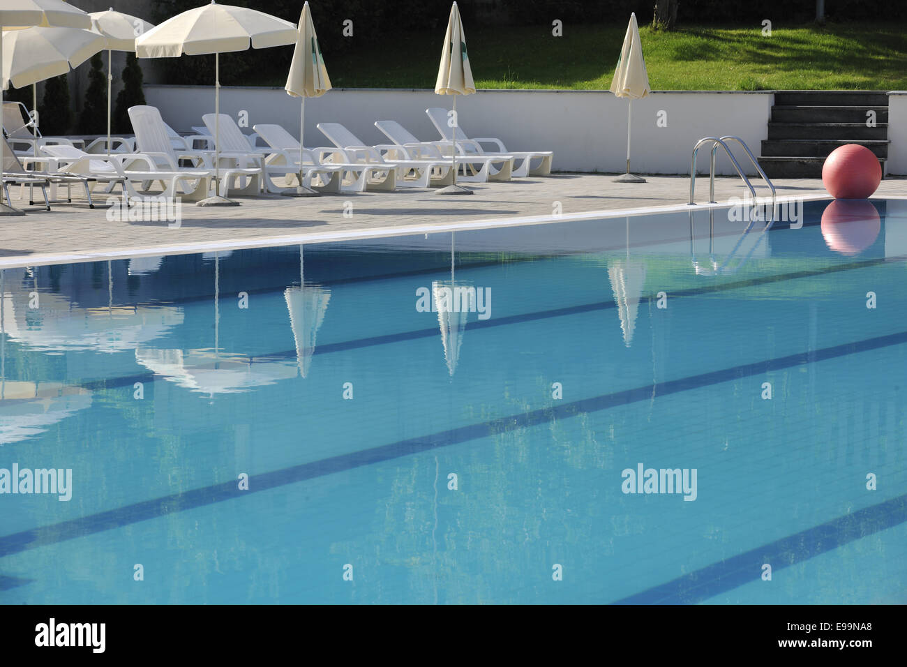 hotel outdoor swimming pool Stock Photo - Alamy