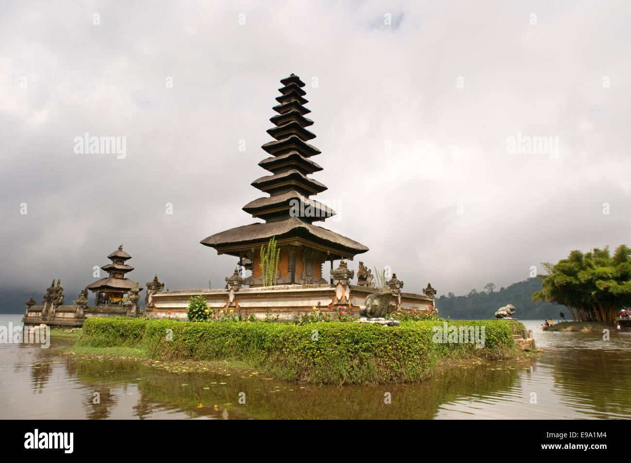 Bali Temple On A Lake Pura Ulun Danu Bratan Indonesia. Pura Ulan Danu Bratan  Temple in Bedugul. It was built in 1633 by the King Stock Photo - Alamy, image size:1300x953