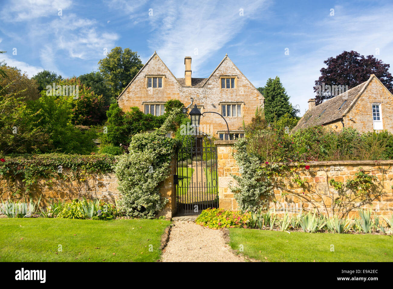 Old cotswold stone house in Ilmington Stock Photo Alamy