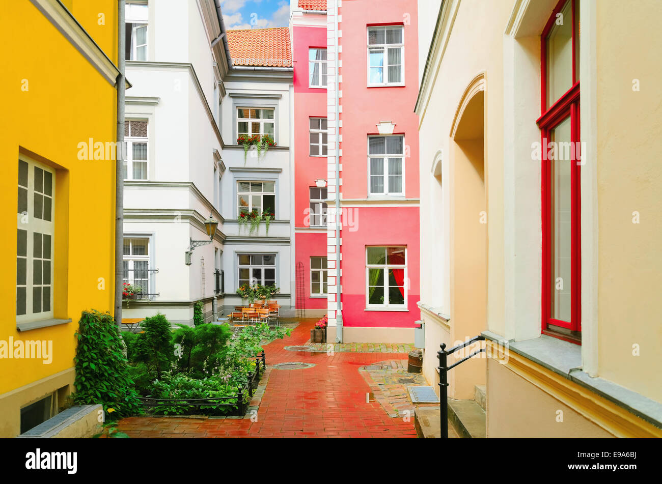 Narrow dwelling house facade hi-res stock photography and images - Alamy