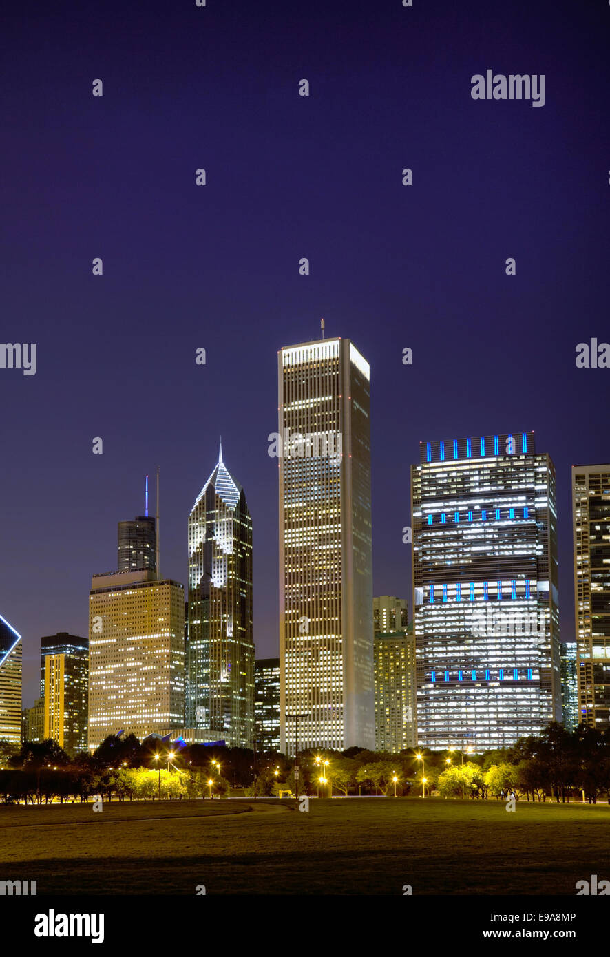 Chicago cityscape night hi-res stock photography and images - Alamy
