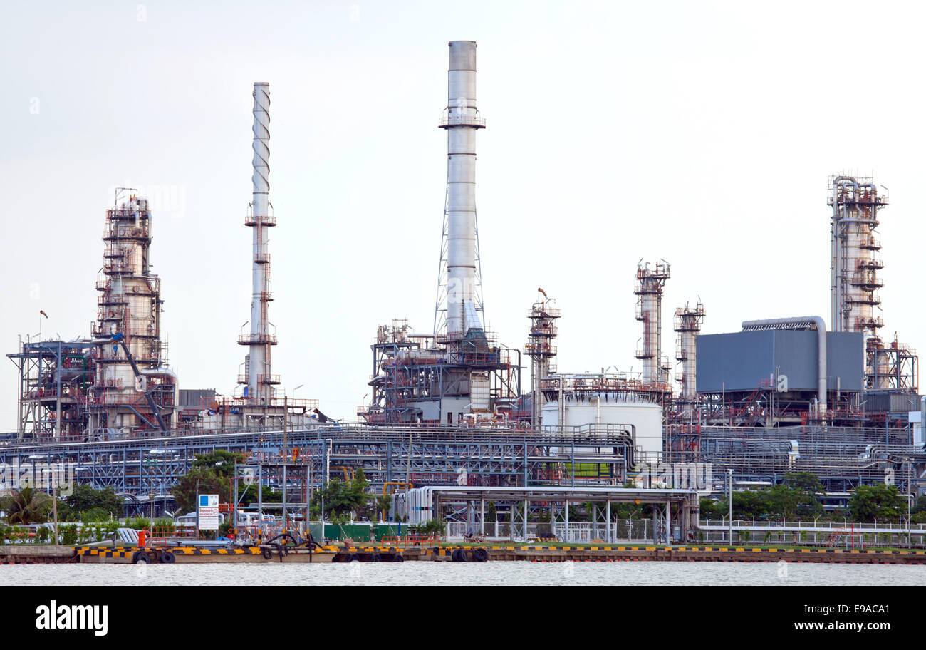 Oil refinery plant Stock Photo - Alamy