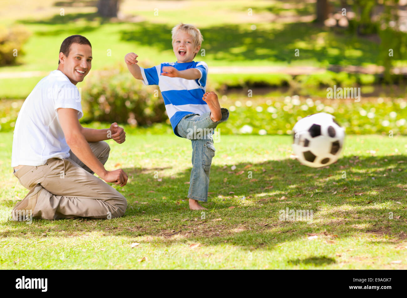 Папы играют в футбол. Картинки игры детей с родителями. Папа играет с сыном. Отец и сын футбол. Родители футбол.