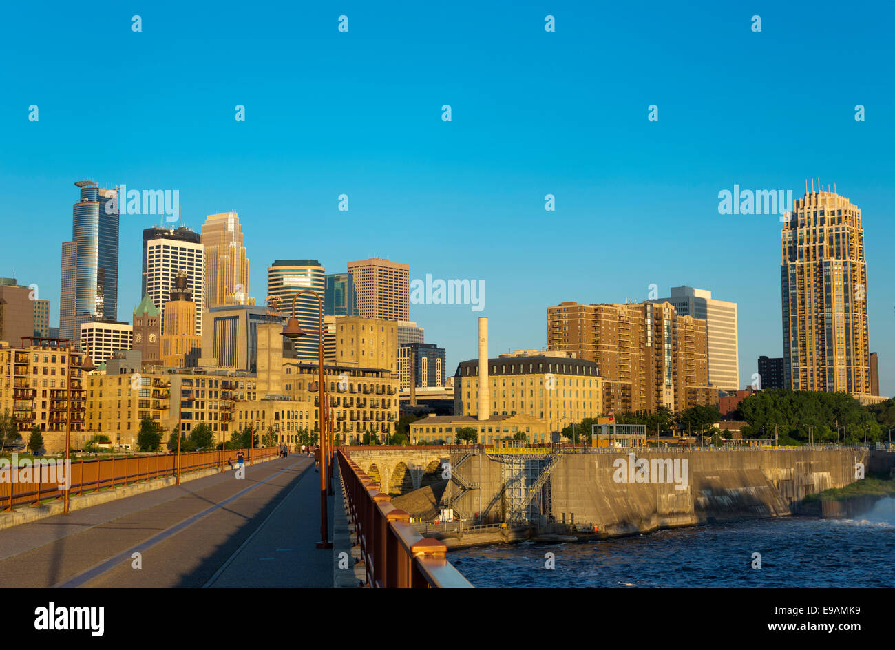 STONE ARCH BRIDGE MISSISSIPPI RIVER MINNEAPOLIS MINNESOTA USA Stock Photo