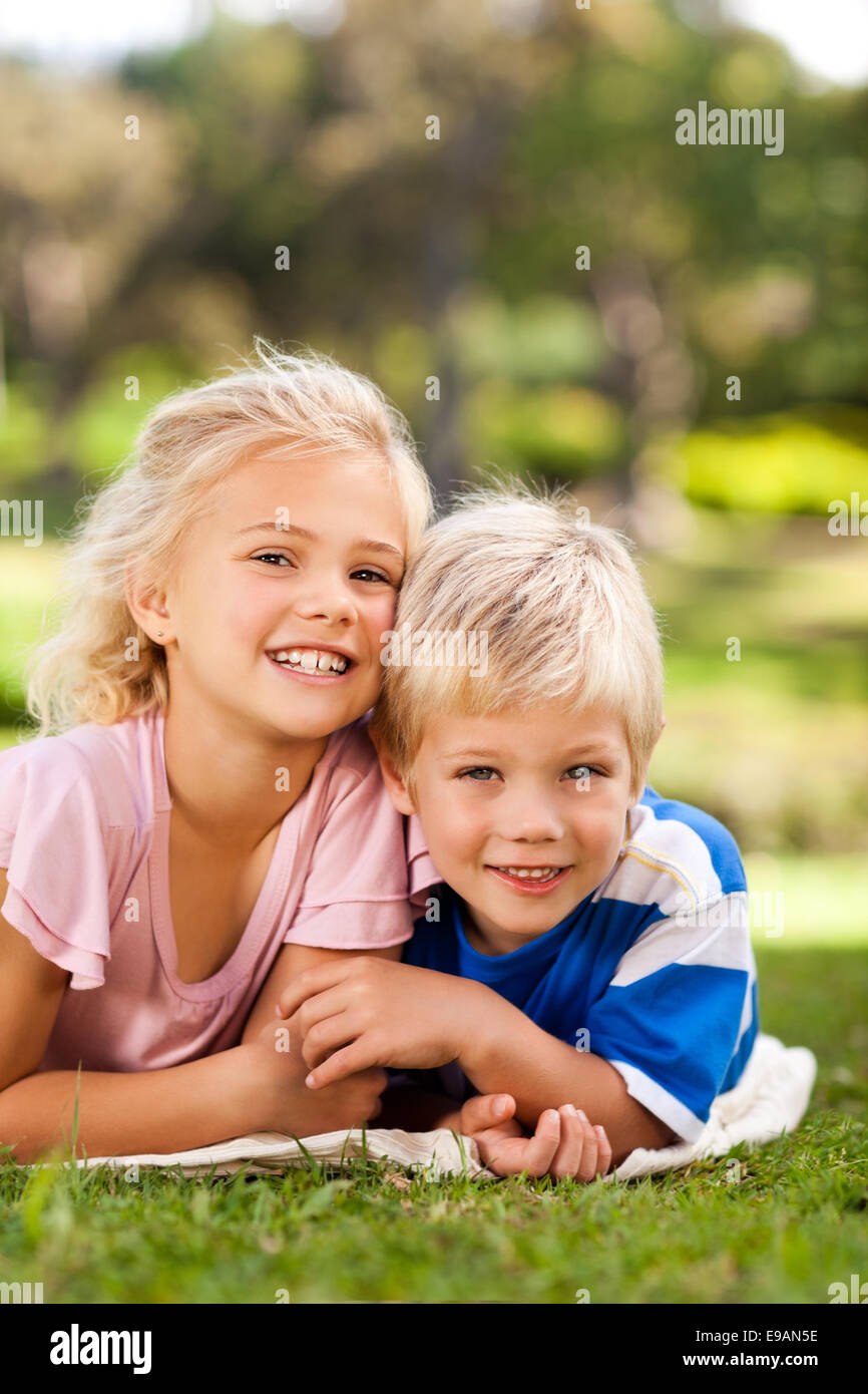 Прогулка брата с сестрой. Картинка близнецы обнимаются. Kids muslim two sisters. His sister in the park. Гуляем с сестрой.