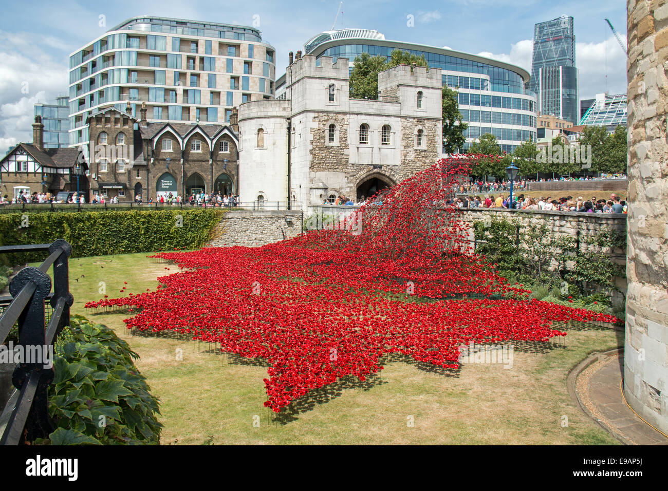 Tower of London display of ceramic poppies commemorating the fallen and centenary of the start of the First World War. Stock Photo