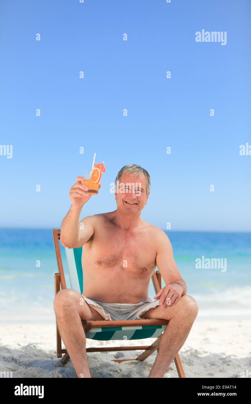 Drinking a cocktail on the beach hi-res stock photography and images ...