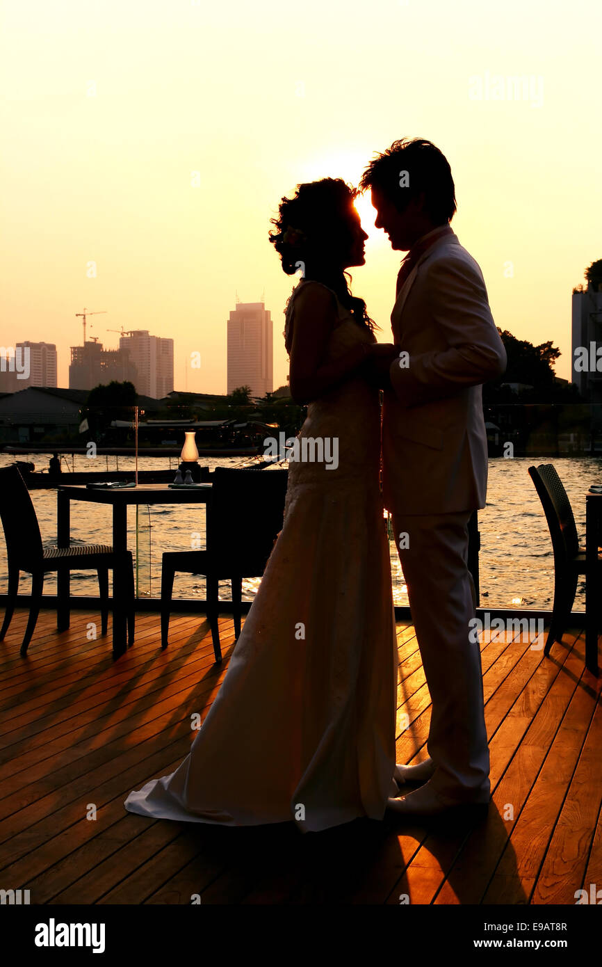 Kissing couples silhouette hi-res stock photography and images - Alamy