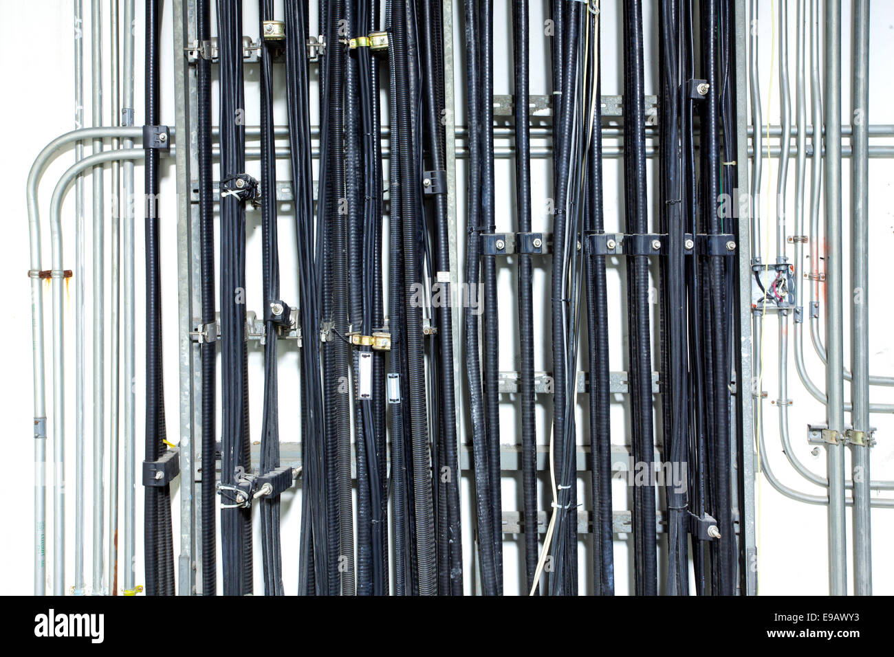 Unsafe electrical cable hires stock photography and images Alamy