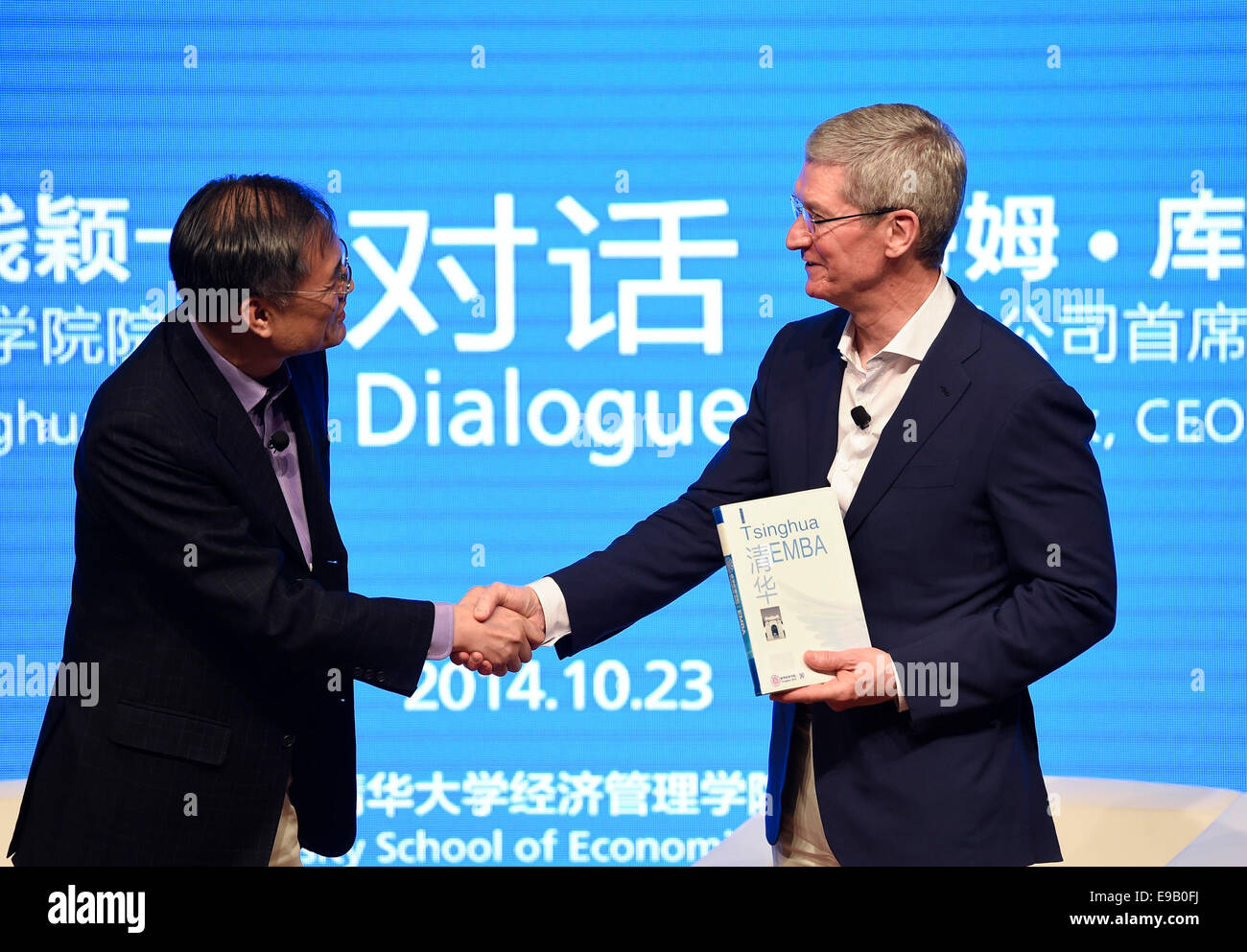 Beijing, China. 23rd Oct, 2014. Apple CEO Tim Cook (R) receives a souvenir from the Tsinghua University School of Economics and Management (SEM) during an exchange activity in Tsinghua, Beijing, China, Oct. 23, 2014. Credit:  Qi Heng/Xinhua/Alamy Live News Stock Photo
