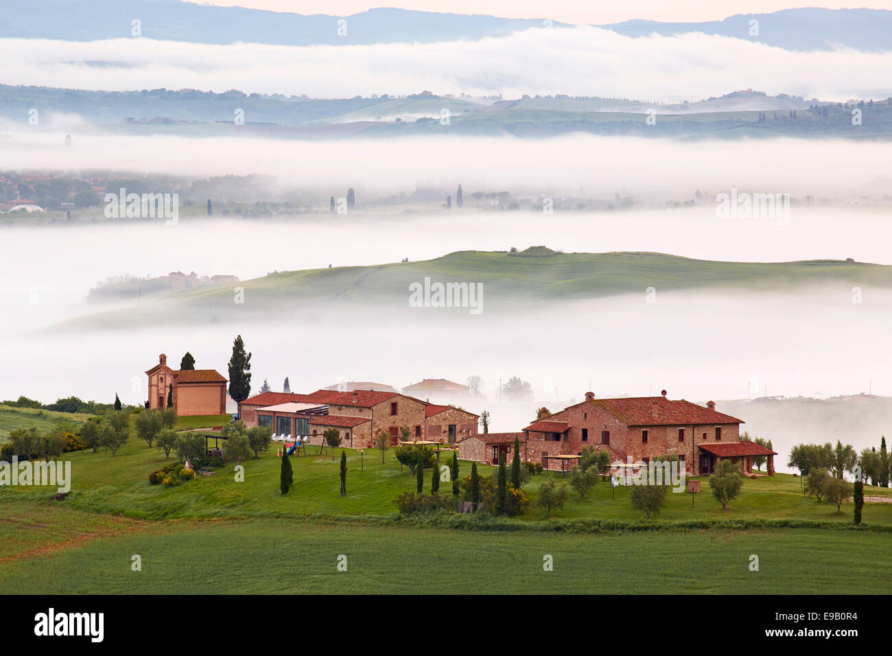 Fog in the valleys atPodere Baccoleno, Chiusure, Arbia, Tuscany, Italy Stock Photo