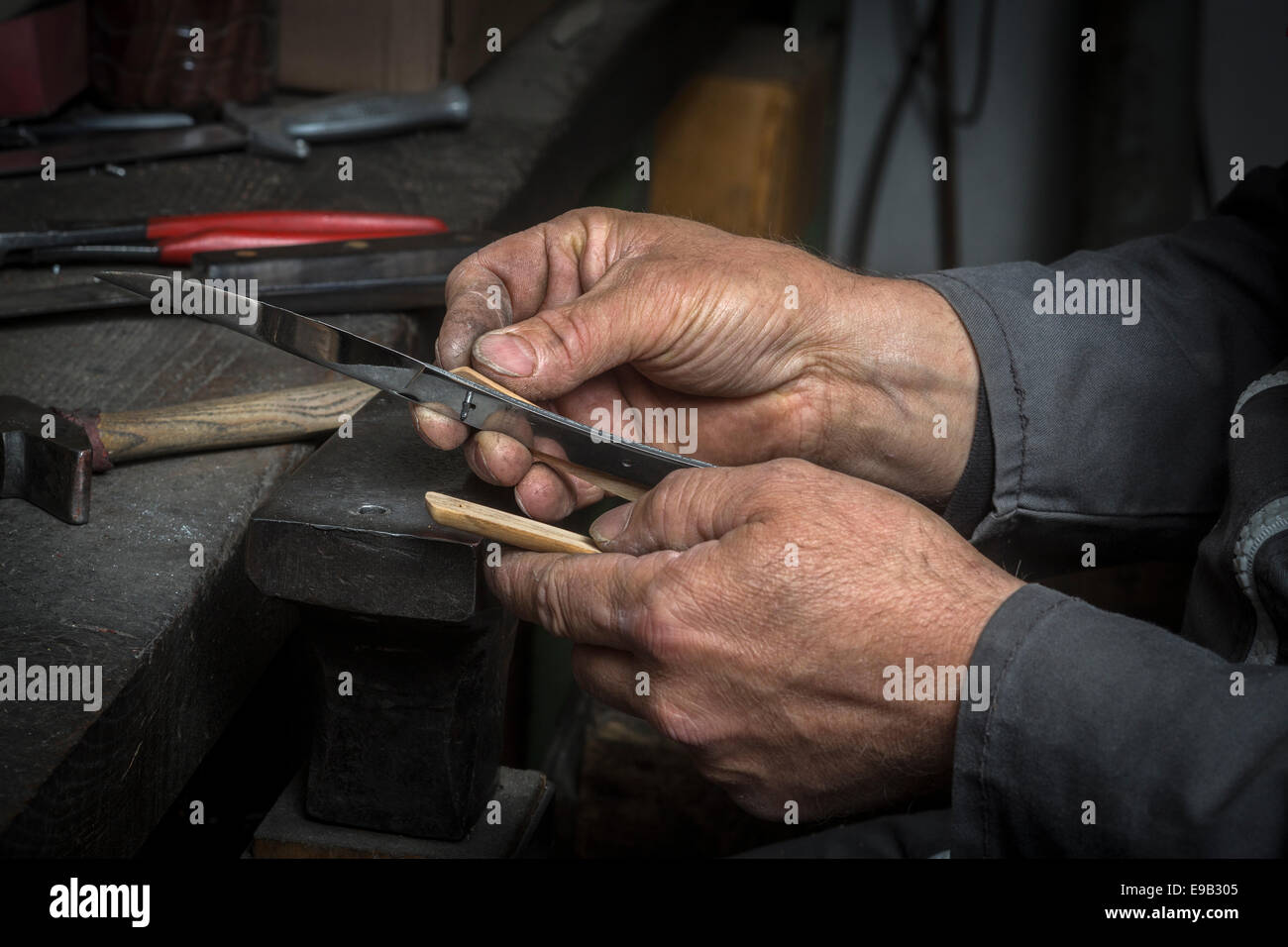 The making of the aforesaid 'le Thiers' knife, in the Néron cutlery works. Handicraftsman, Handworker, Craft, Craftsman, Artisan Stock Photo