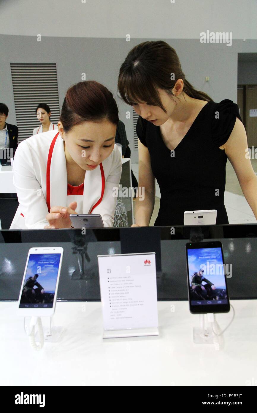 https://c8.alamy.com/comp/E9B3JT/busan-south-korea-23rd-oct-2014-a-staff-introduces-a-huawei-smartphone-E9B3JT.jpg