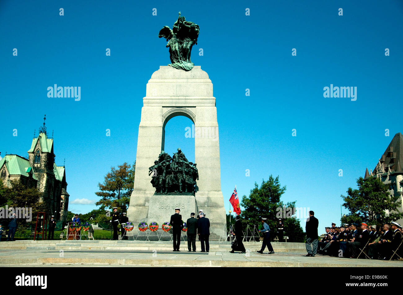 A solemn ceremony takes place at the War Memorial in Ottawa, Canada's capital, scene of a fatal gun attack days later Stock Photo