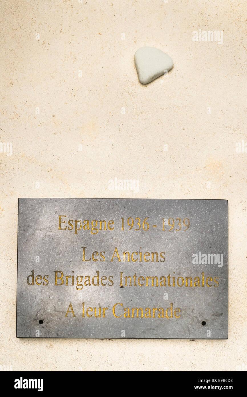 graveside of a member of the international brigades during the spanish civil war with a memorial plaque by his comrades Stock Photo