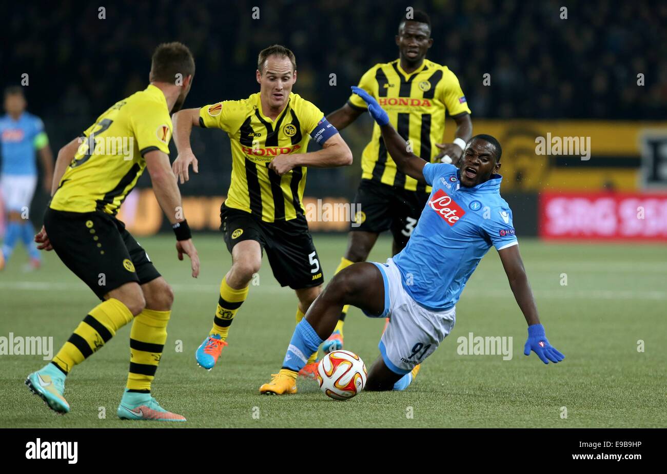 Bern, Switzerland. 23rd Oct, 2014. Europa League football. BSC Young Boys versus Napoli. YBs Scott Sutter (L) and Steve von Bergen (M) close down Napoli's Duvan Zapata Credit:  Action Plus Sports/Alamy Live News Stock Photo