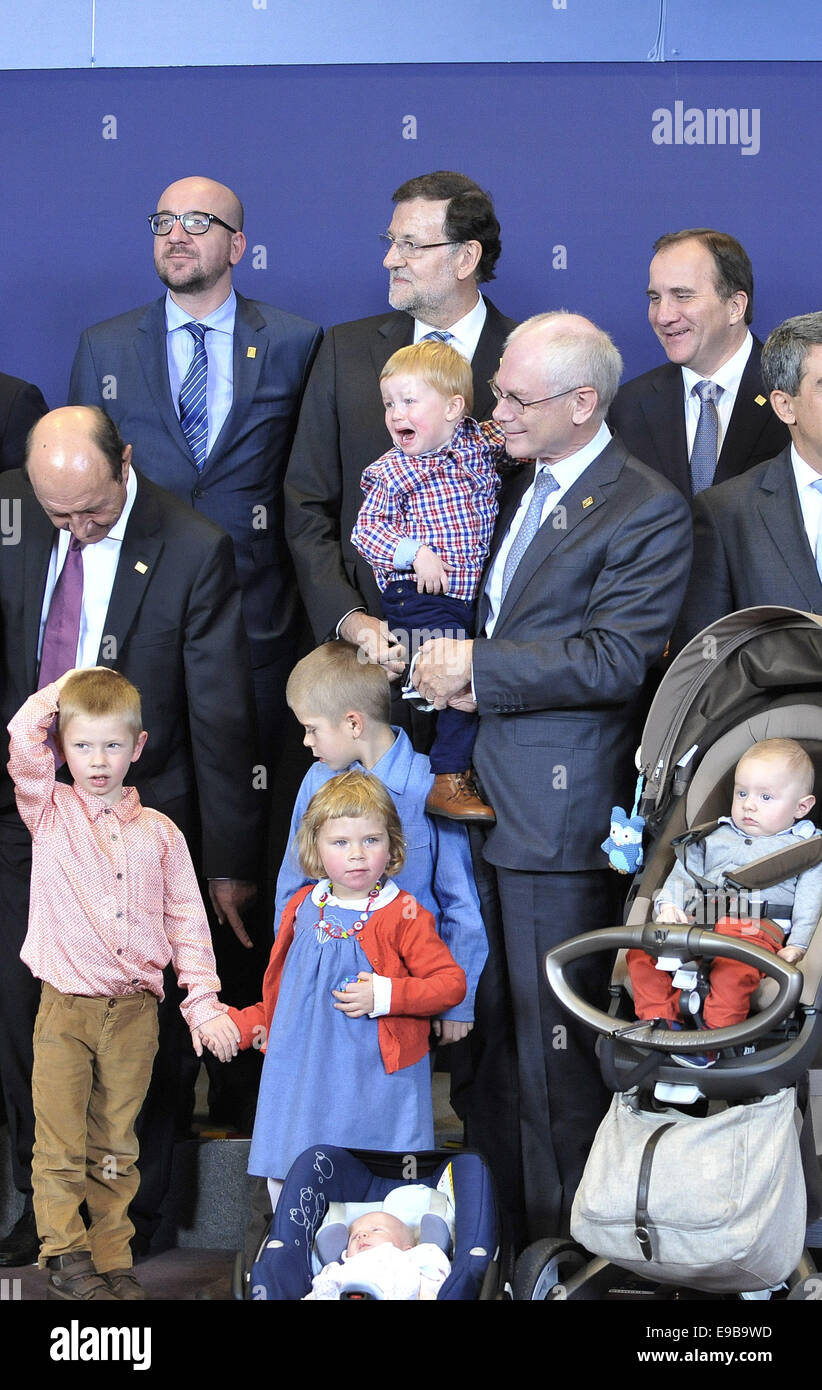 Brussels. 23rd Oct, 2014. European Council President Herman Van Rompuy (C) holds his grand children to attend familyphotos with EU leaders during the EU Summit at the EU Council headquaters in Brussels, Belgium, Oct.23, 2014. Credit:  Ye Pingfan/Xinhua/Alamy Live News Stock Photo