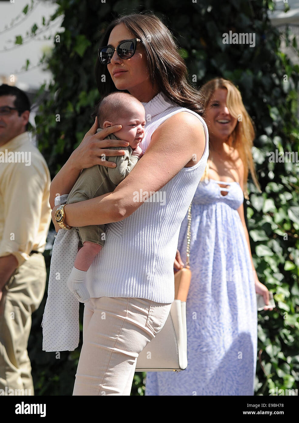 Simon Cowell and Lauren Silverman leave The Ivy with their baby son Eric  Featuring: Lauren Silverman,Eric Cowell Where: Los Angeles, California,  United States When: 20 Apr 2014 Stock Photo - Alamy
